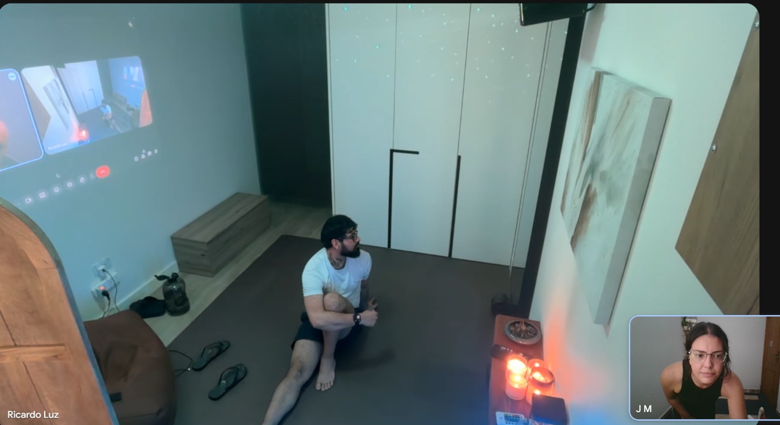 Aluna praticando yoga particular em casa