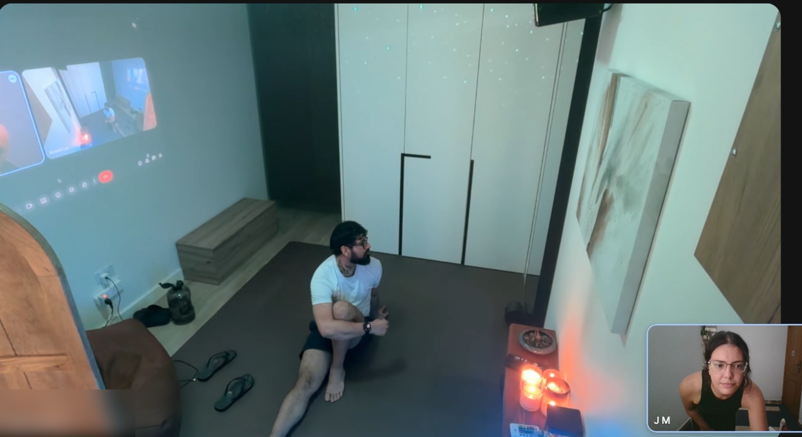 Aluna praticando yoga particular online em casa