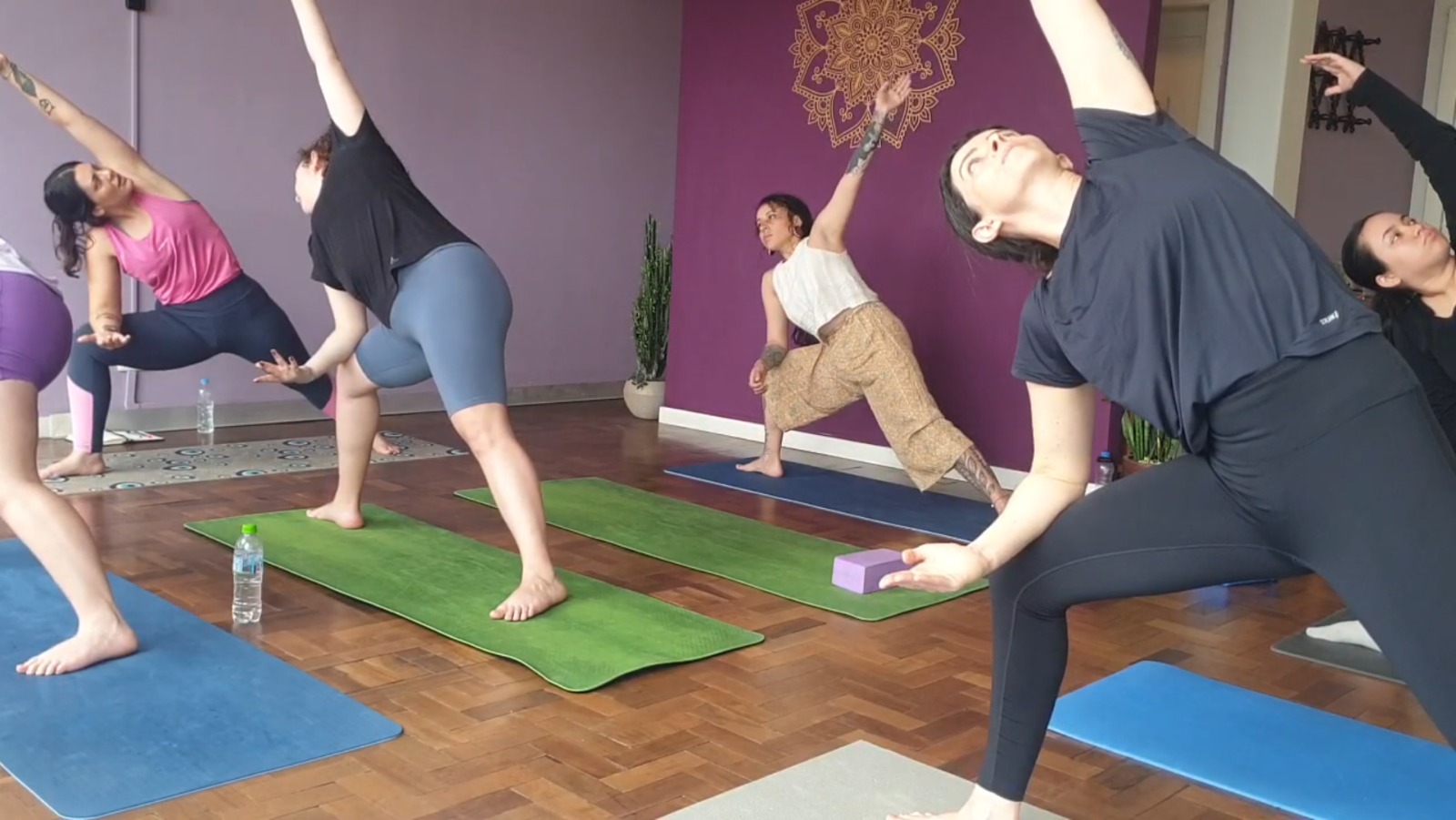 Jess conduzindo uma aula de Hatha yoga em estúdio