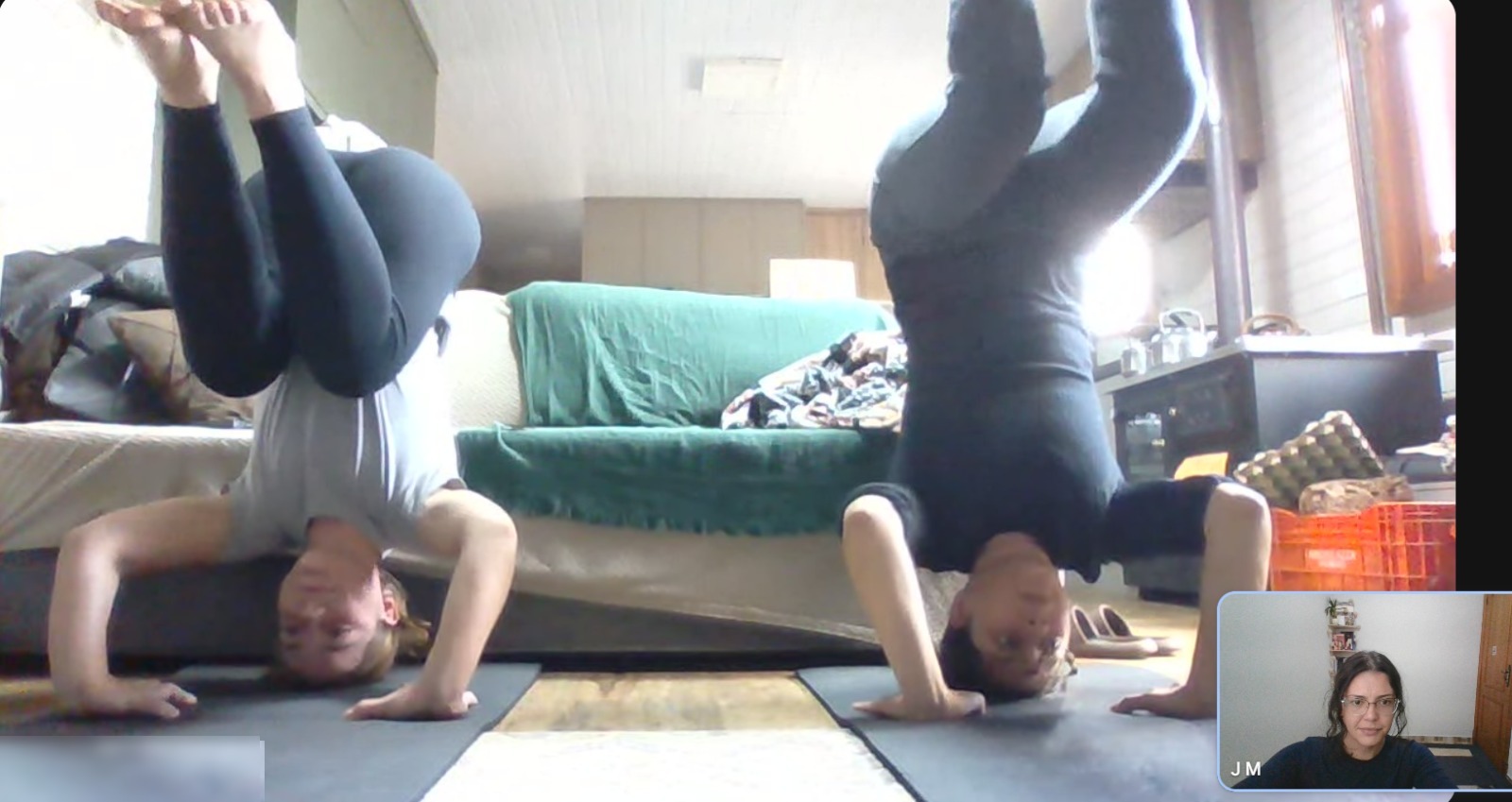 Aula particular de yoga online ao vivo pelo Google Meet com a Jess